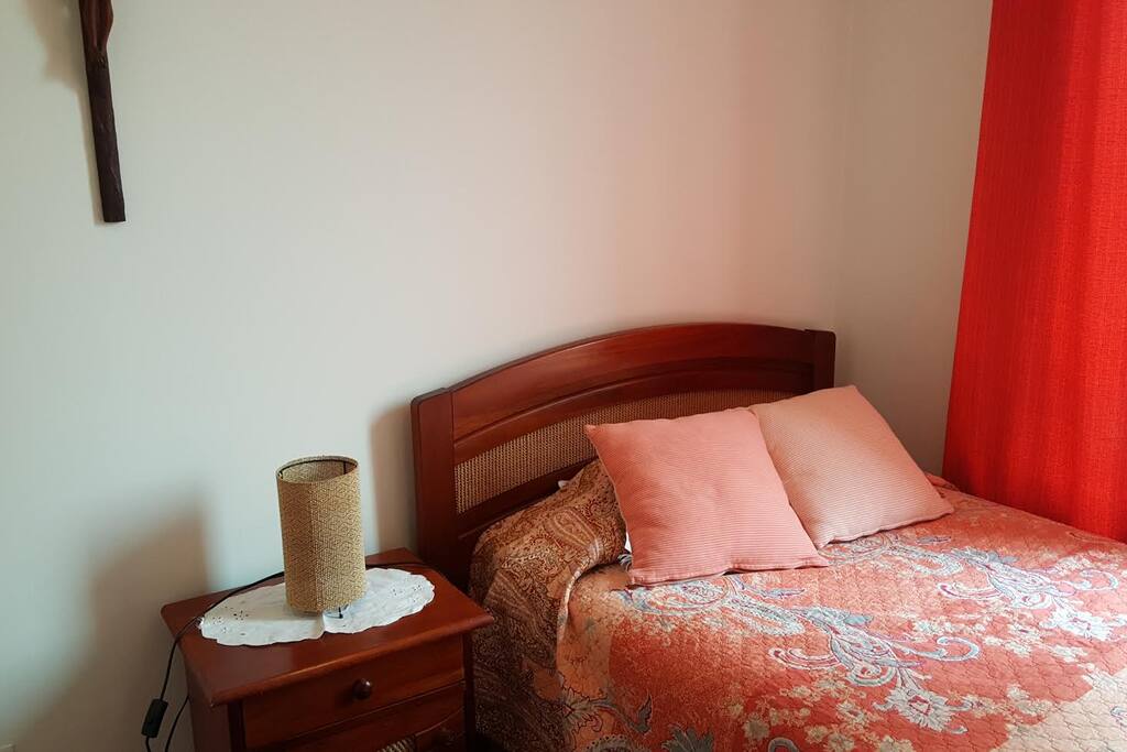 Cama 1.5 plazas y velador.