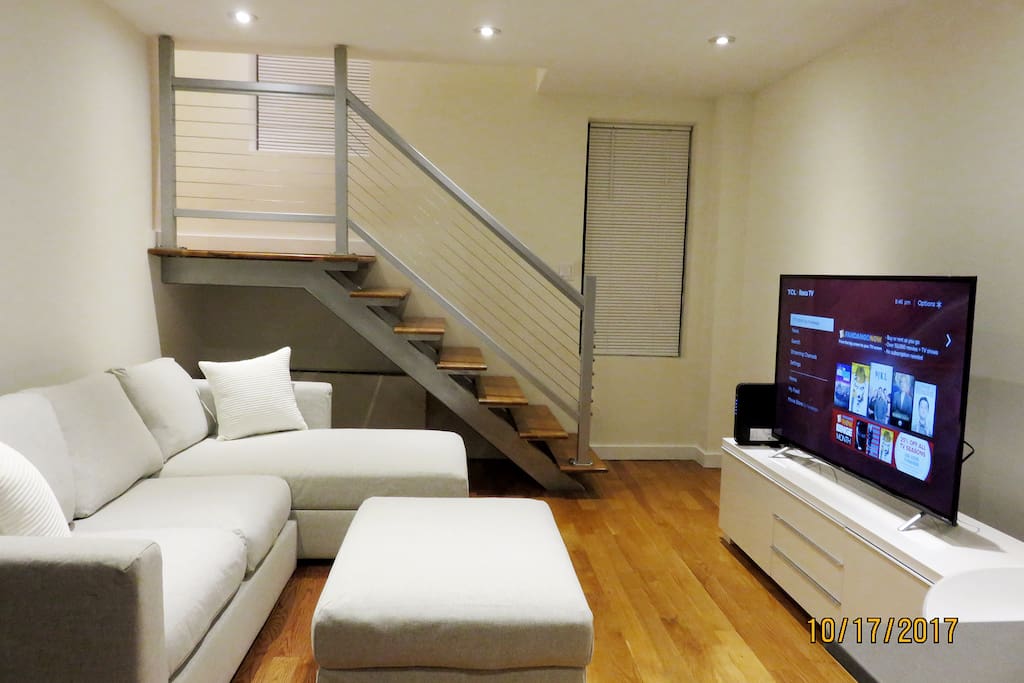 Living Room - TV w Roku
