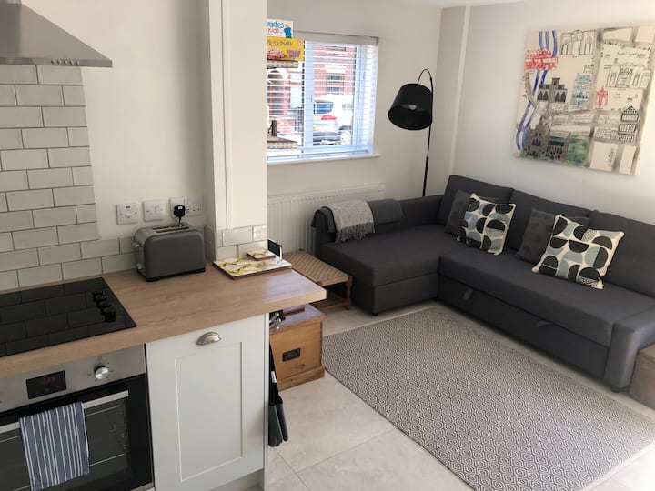 sofá esquinero que se convierte en un sofá cama doble.