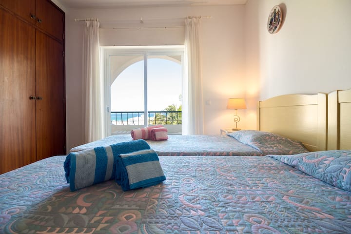 Chambre avec lit double et vue sur la mer (côté sud)