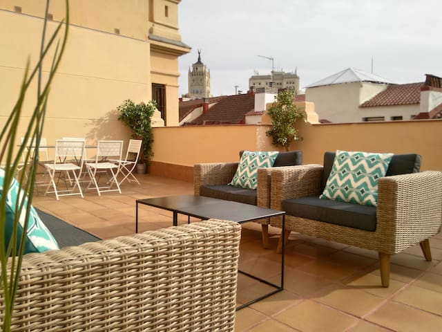 PENTHOUSE 4 BR, 4 BA & 60M2 TERRACE gallery image 2