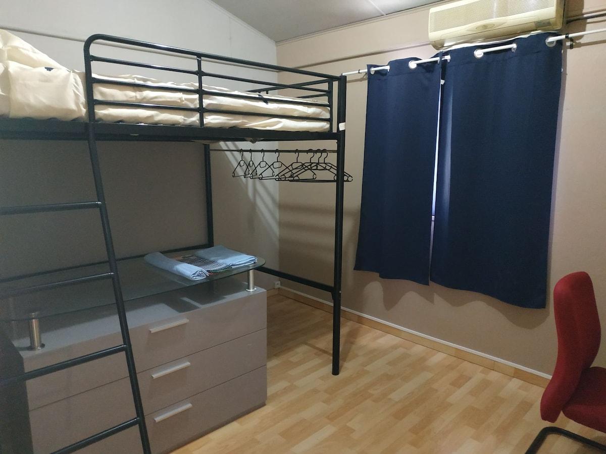 posteľ v spálni 140 vysoká