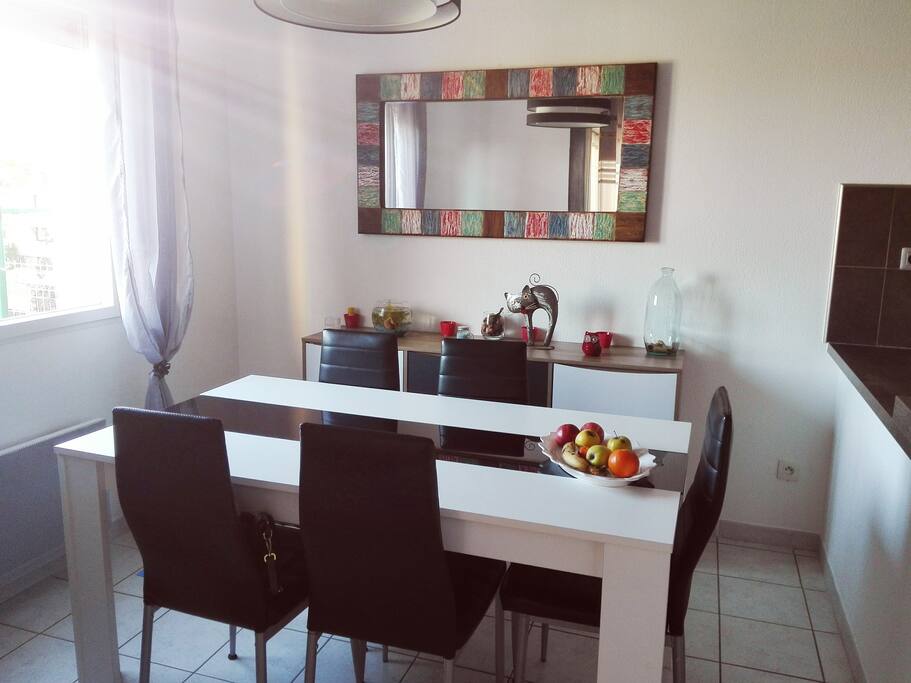 Coin salle à manger pouvant accueillir 6 personnes