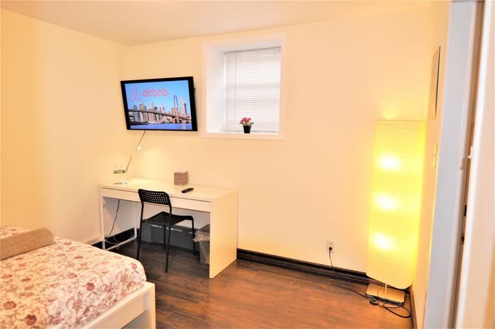 **Cozy room, good location, 20 mins to Manhattan