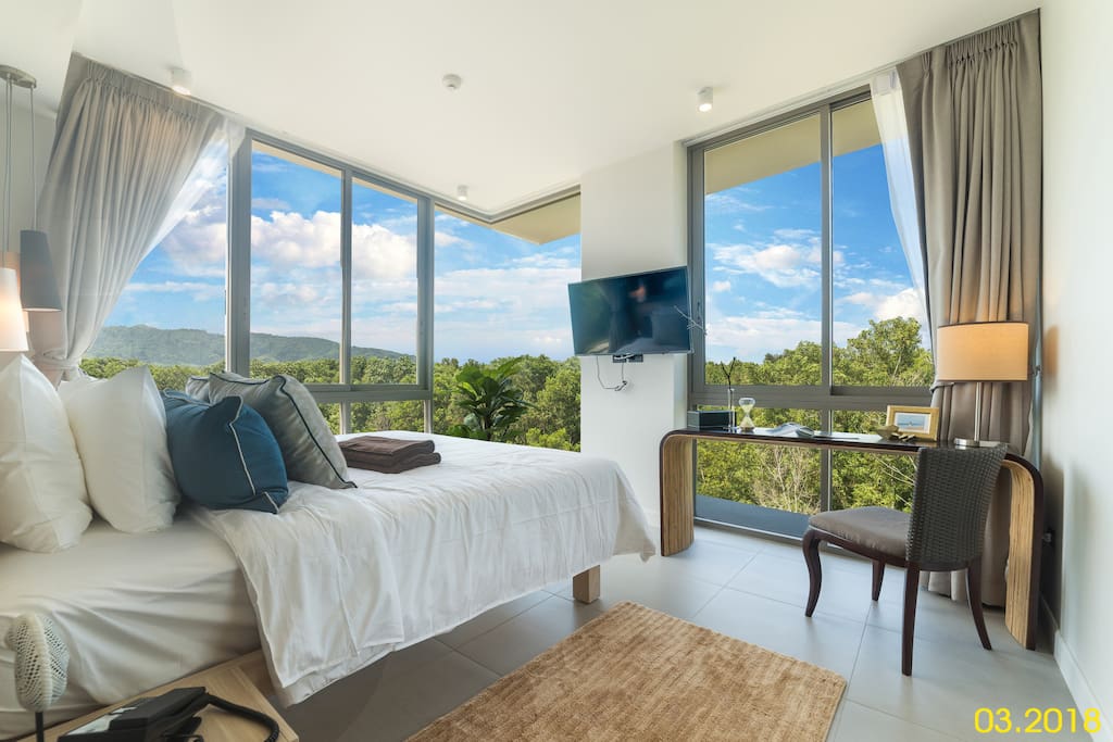Bedroom with air conditioning, TV and mountain view