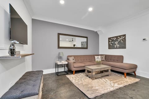 Top performing Airbnb: Gorgeous Downtown Studio & Dog Friendly! in Greenville