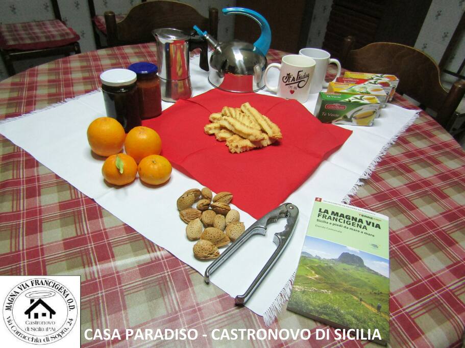 Il nostro modo per dare il benvenuto a chi deciderà di alloggiare in Casa Paradiso.
Usiamo prodotti a km0 della nostra terra siciliana.