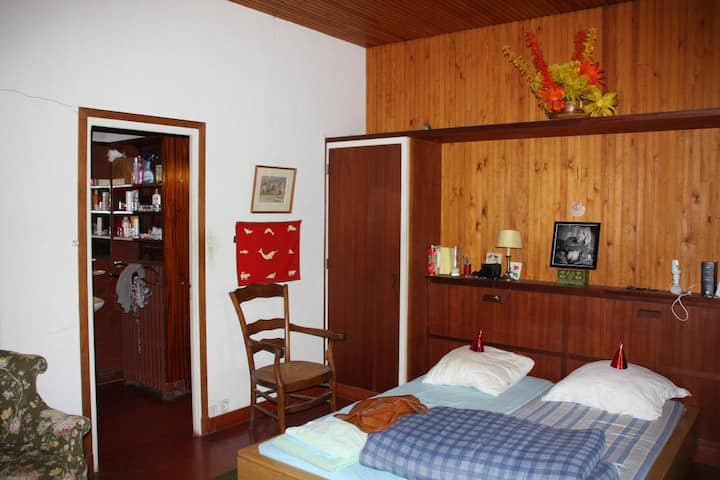 Hlavná spálňa s vlastnou kúpeľňou a WC