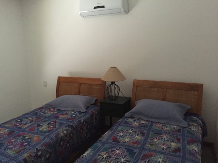 套房3 -带空调和阳台的加大双人单人床