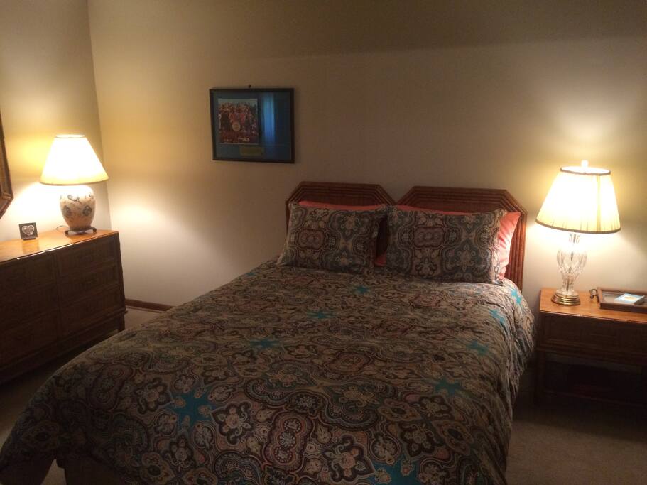 queen size bed - opens into full size bathroom