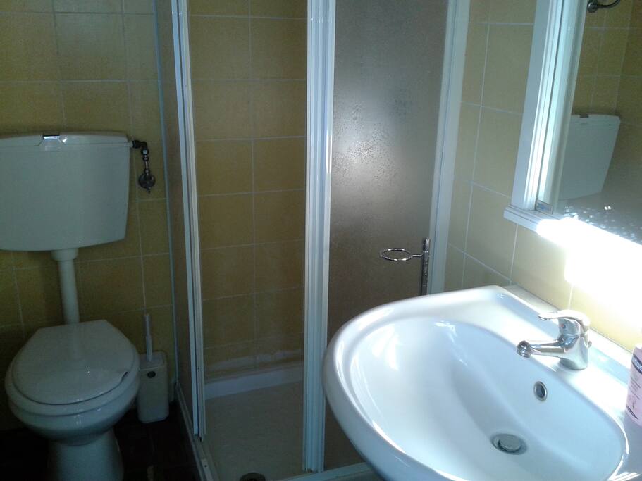 bagno esterno - external bathroom with shower - salle de bain avec douche