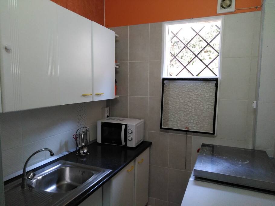 Cocina con nevera grande.