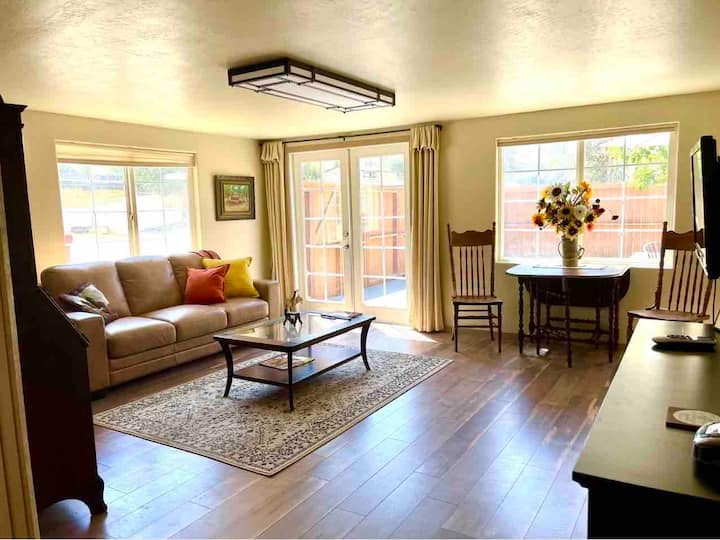 Ბუნებრივი თბილი განათება წინა ოთახში