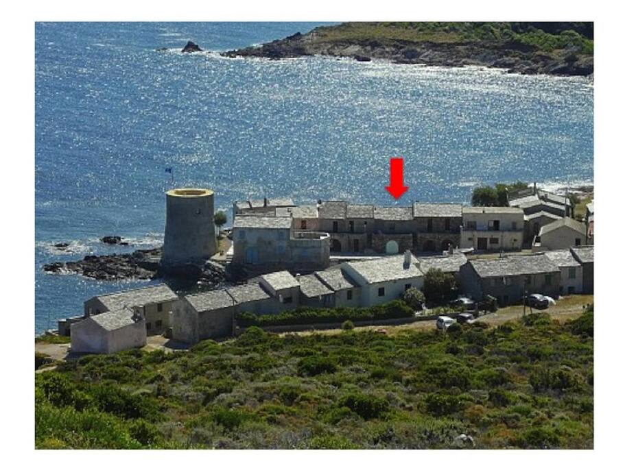 Maison les pieds dans l'eau de part et d'autre