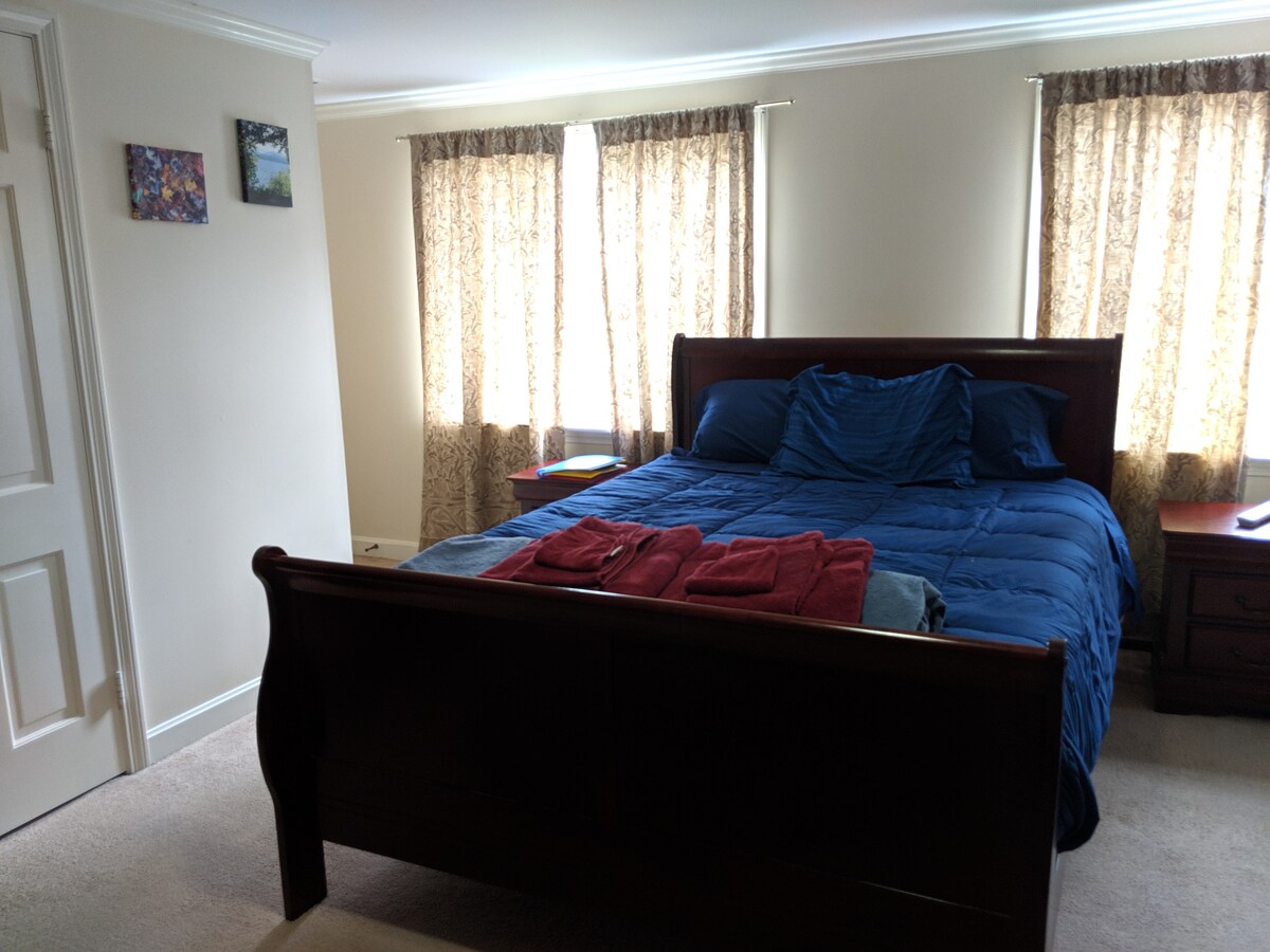 Cama tamaño queen con todas las sábanas incluidas.