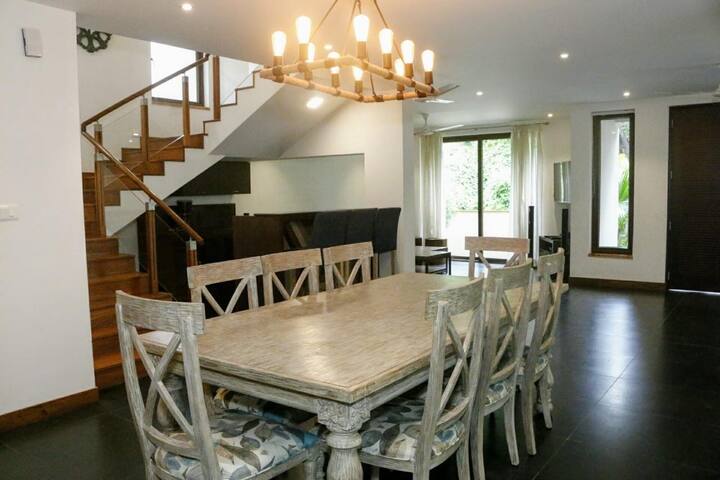 Dining area image 1