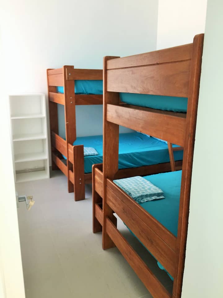 Спална соба 3,  со 2 мешани дрвени колиби.