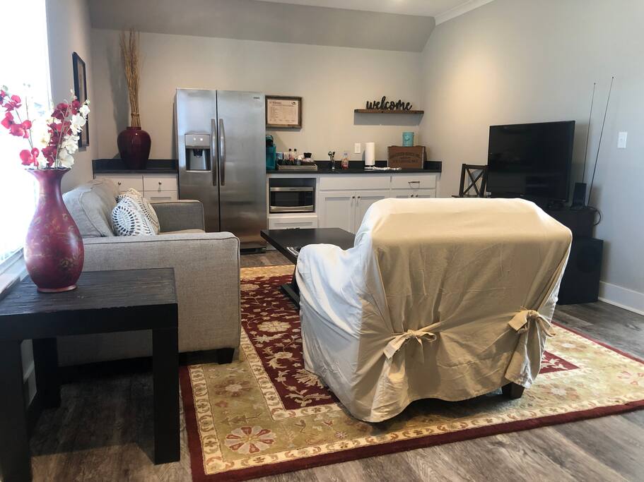 Newly built private garage apt in The Heights! Guesthouses for Rent