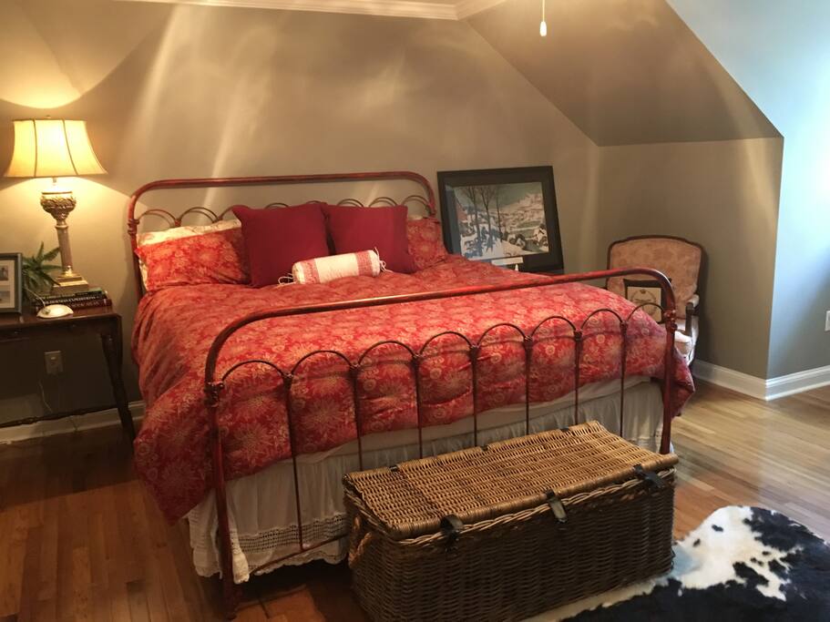 Upstairs additional master bedroom with king size bed