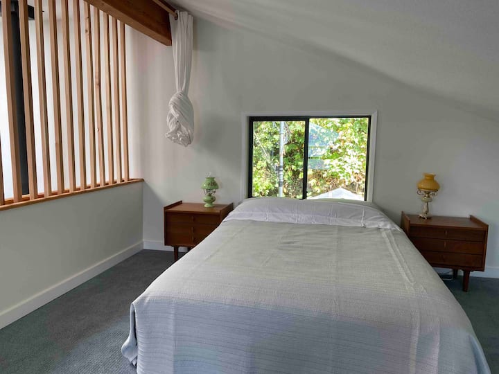 في الطابق الثاني "غرفة النوم اليابانية"، يرجى ملاحظة أن هذه الغرفة تحتوي على فاصل ستائر قابل للسحب، لذلك لا توفر خصوصية كاملة مثل الجناحين الكبيرين.