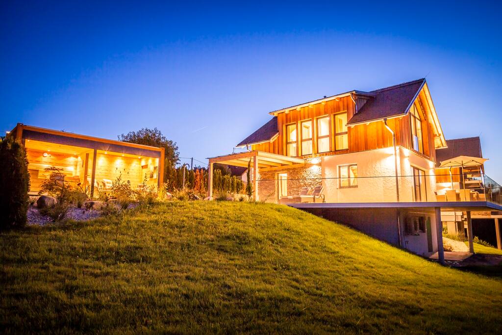 Country-Chalet Rotfuchs am Abend.