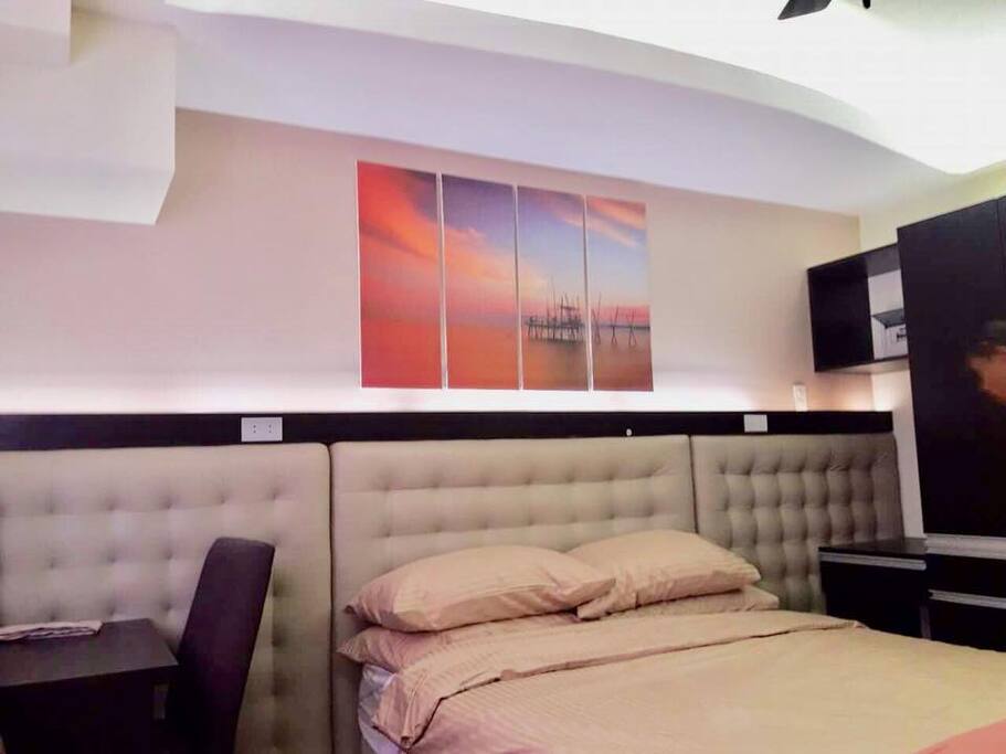 Comes with a QUEEN SIZE bed and linens.
