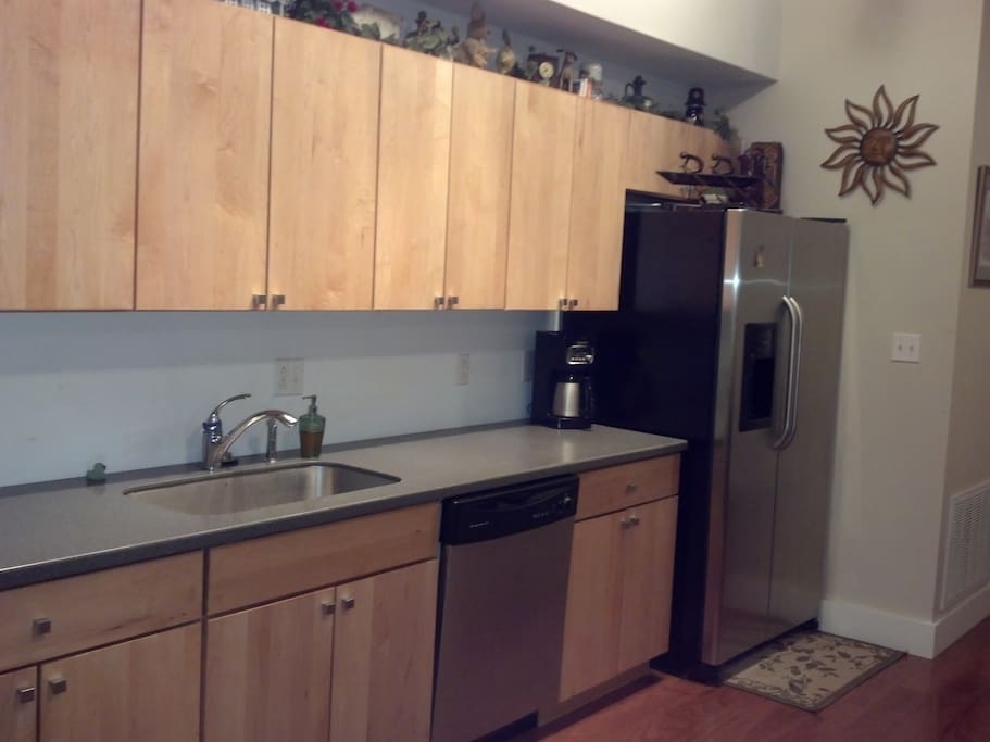 Fully equipped kitchen. All dishes, cookware, spices, Kuerig, ice maker.