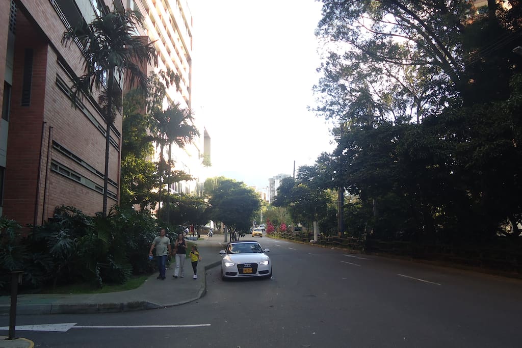 Entrada por calle 18 C Sur al Edificio Sao Paulo