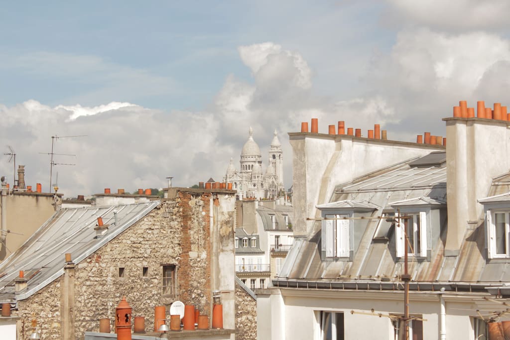 La vue sur Montmartre et les toits de Paris...