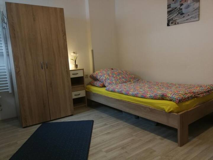 ตู้เสื้อผ้าและเตียง