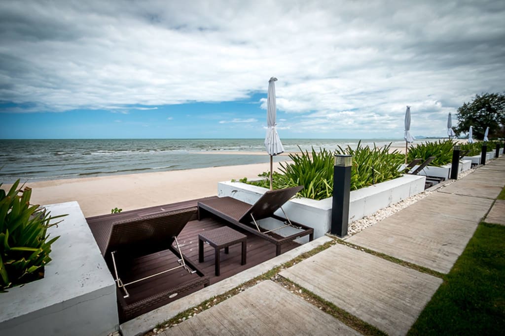 สระน้ำติดหาด / View looking towards the beach