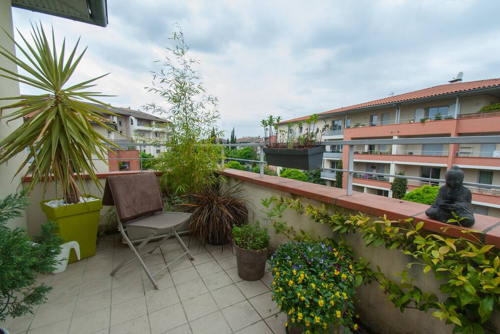 Belle terrasse fleurie exposée ouest