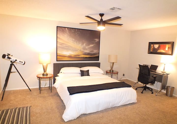 ห้องนอนหลักพร้อมเตียงคิงไซส์ทีวีและพื้นที่โต๊ะทำงานสำหรับการทำงานระยะไกลหรือการทำงานในโรงเรียนสำหรับเด็กในขณะที่อยู่ห่างออกไป ใช้กล้องโทรทรรศน์ในเวลากลางคืนเพื่อดูดาว! 