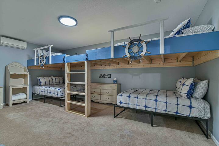 10 Min. to DTWN, HotTub & Sauna Bunks, 2 Acres gallery image 2