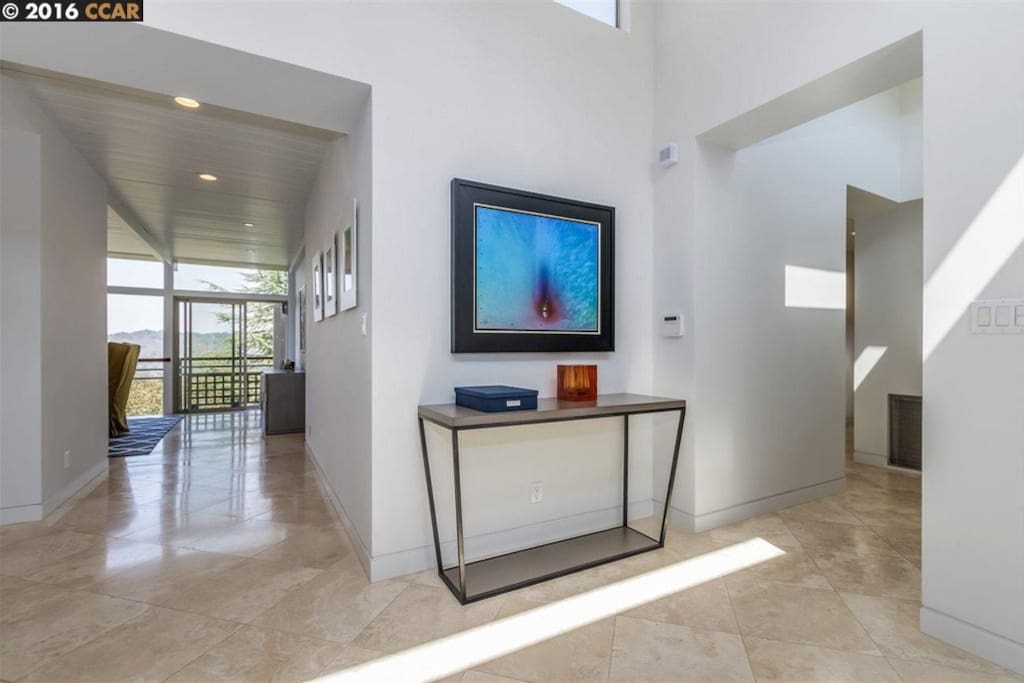 Entry way with immediate views!