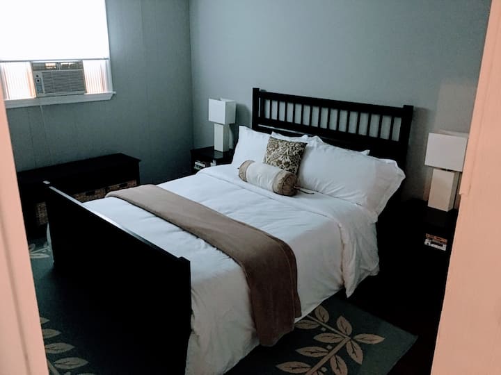 Საძინებელი #6: მდებარეობს ზემოთ ერთი (1) საწოლით