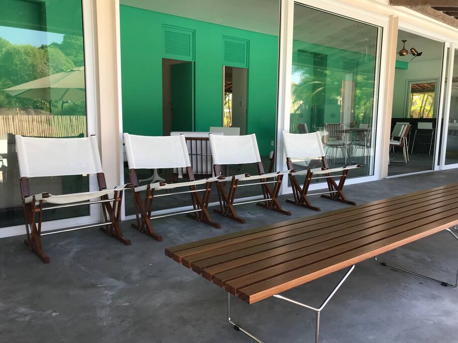 Para tomar uma brisa na varanda debruçado sobre a piscina.