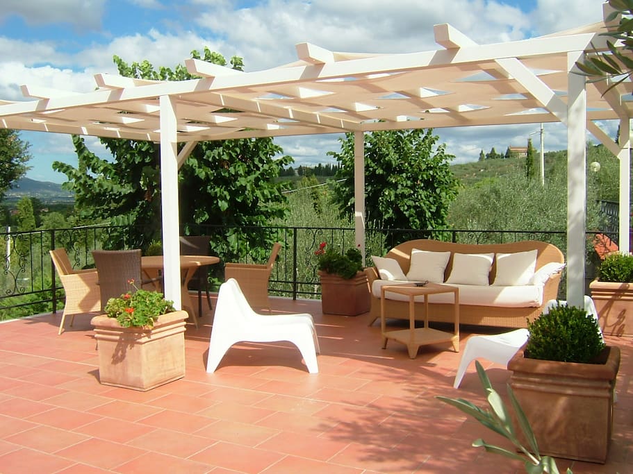 Gazebo nel solarium con vista sulla Valdichiana