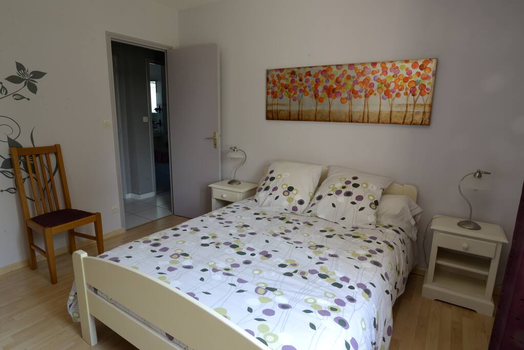 Chambre n°1 de 12 m² équipée d'une grande penderie