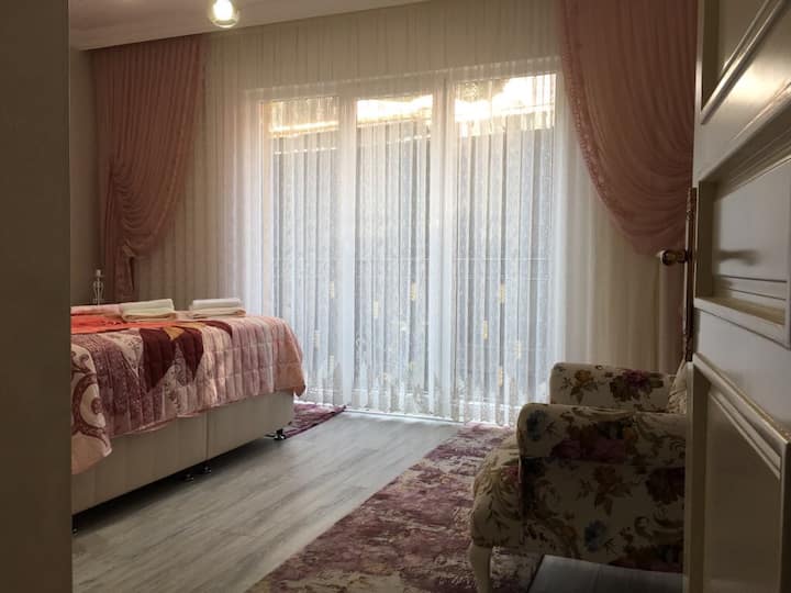 Основна спалня със самостоятелна баня