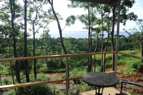 Cosy, modern  jungle retreat - miraculous sea view