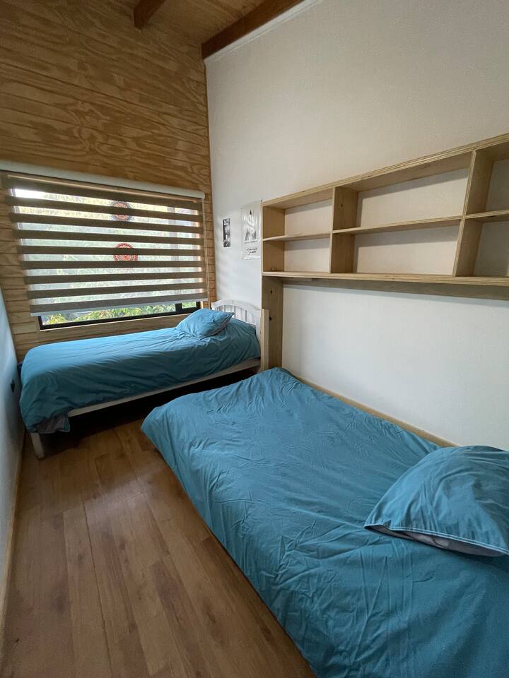 Dormitorio en el nivel superior con dos camas individuales.