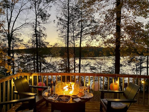 Superb Lakefront Getaway Perfect for the Holidays