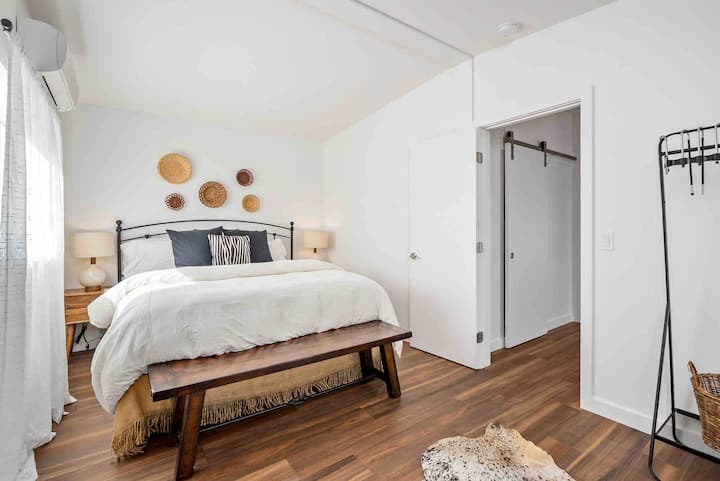 Chambre ensoleillée avec une porte coulissante donnant sur la terrasse. Lit King.