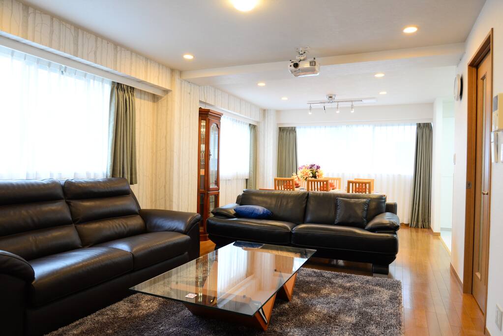 イタリア製高級ソファー2基
High grade Itarian Sofa.