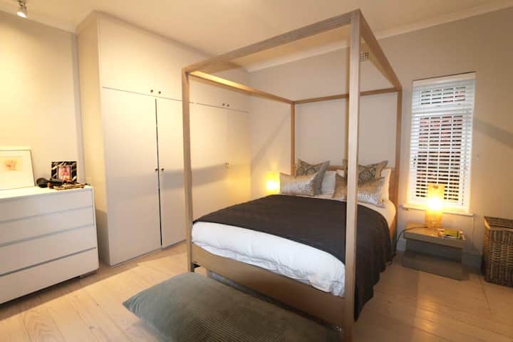 Chambre principale avec salle de bains