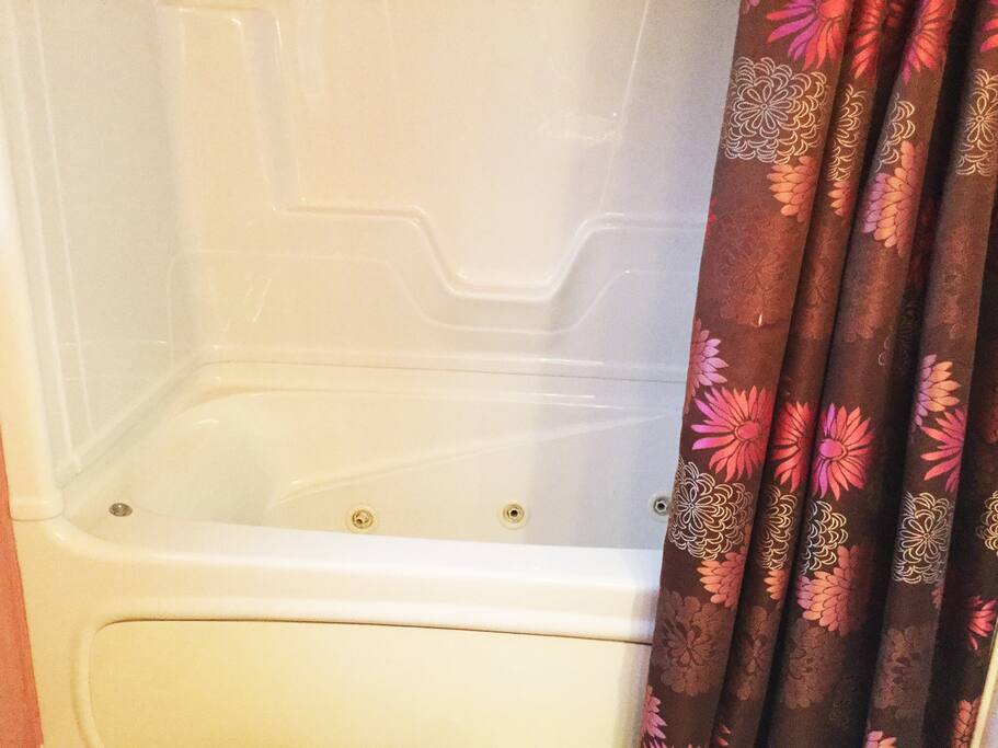 jucuzzi tub in upstairs bath