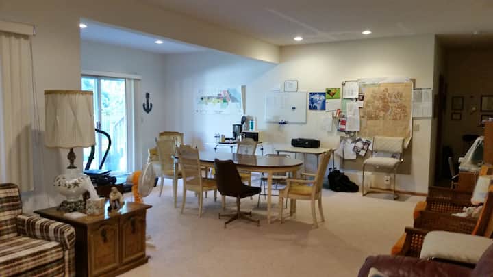 منطقة غرفة عائلية كبيرة.