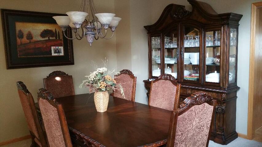 Spacious Home: 4BR 4BA and 4 Car Garage gallery image 4