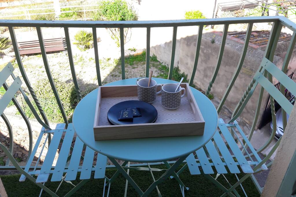 Profitez d'un petit-déjeuner au soleil sur le balcon privé de la chambre.